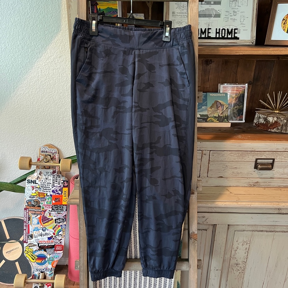 Athleta women’s Brooklyn texture camo jogger size 6